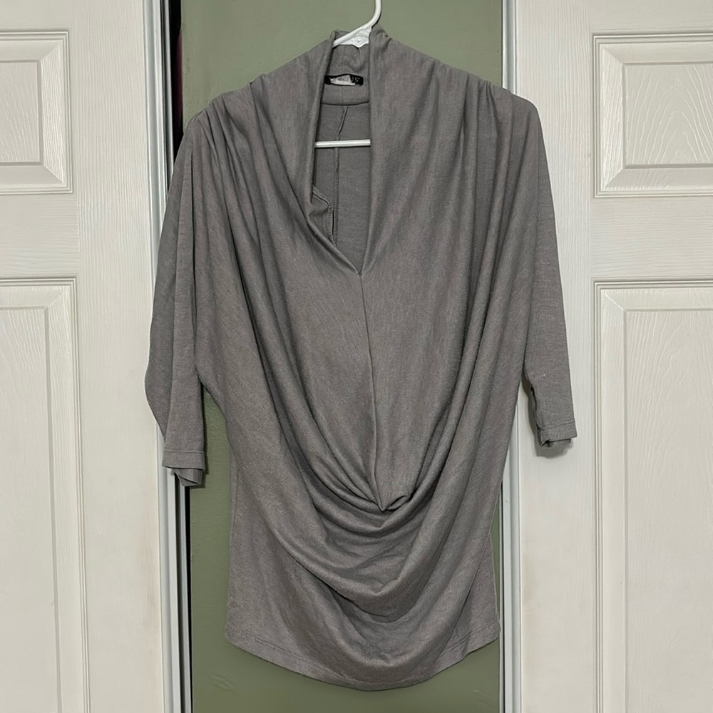 Women’s VENUS Scoop Neck Top, Great Condition! Measurements in Pictures